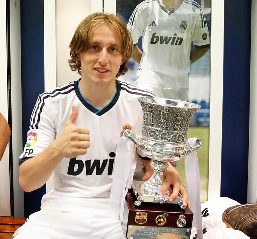 致敬，王刚庆祝足协杯冠军时背后写着：献给我们的主帅塞蒂恩