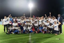 国脚中场精准传球，撕开对手防线